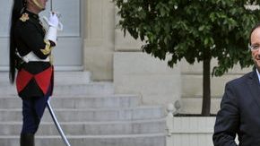 El presidente francés Francois Hollande (c), da la bienvenida al primer ministro italiano Mario Monti, quien lo visita en París, Francia.