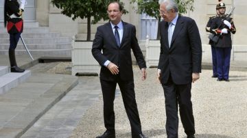 El presidente francés Francois Hollande (c), da la bienvenida al primer ministro italiano Mario Monti, quien lo visita en París, Francia.