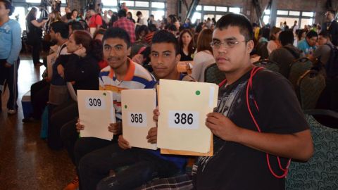 En el centro Brayan Velasco, uno de los jóvenes que iba a llenar el formulario para solicitar la acción diferida en Chicago.