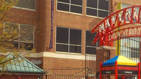Imagen de jóvenes y sus familiares haciendo fila al aire libre en Navy Pier, en Chicago.