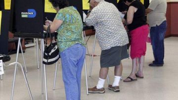 Votantes participan en las elecciones primarias en Florida.