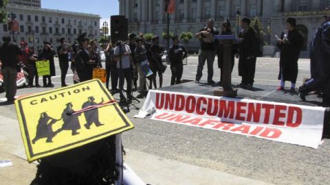 Jóvenes menores de 31 años que fueron traídos de manera irregular a Estados Unidos cuando eran niños y que cumplan ciertos requisitos podrán solicitar la suspensión de sus deportaciones durante dos años y obtener un permiso de trabajo.