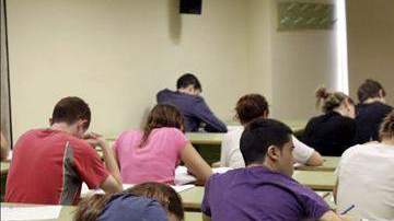 El representante republicano Bill James, del Distrito 6 del condado Mecklenburg, apoyado por Jim Pendergraph y Karen Bentley, presentó ayer la medida que fue rechazada por la mayoría demócrata de la junta.