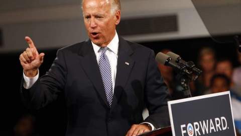 Joe Biden, vicepresidente estadounidense, habla a un grupo de simpatizantes que lo recibieron el lunes en Durham, Carolina del Norte.