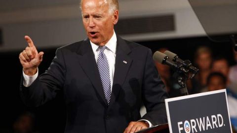 Joe Biden, vicepresidente estadounidense, habla a un grupo de simpatizantes que lo recibieron el lunes en Durham, Carolina del Norte.