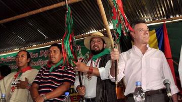 Juan Manuel Santos en una reunión con indígenas en Piendamó.