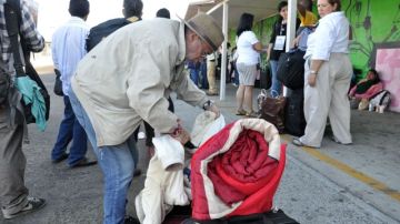 Javier Sicilia carga un ligero equipaje que le permite moverse de ciudad en ciudad.