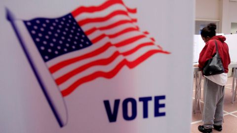 Los detractores dicen que es una ley de los republicanos para ayudar a Romney a derrotar a Obama en los comicios.