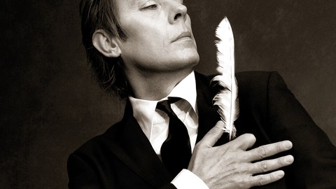 Peter Murphy actúa hoy en el Roxy de Sunset Blvd., que pisó por primera vez con Bauhaus en 1981.