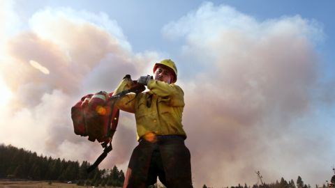 Bombero lucha contra un incendio en Cle Elum, Washington, donde se han incrementado los niveles de contaminación.