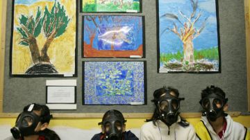 Niños ensayan con máscaras antigas en escuela de Lod.