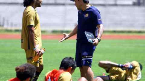 Martín Bravo (izq.) sostiene una plática con su entrenador, Joaquín del Olmo, durante el trabajo de ayer de los Pumas de la UNAM.