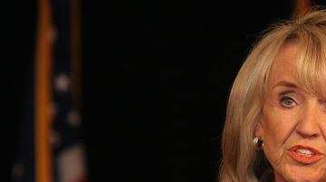 Brewer dijo que quiere reafirmar la intención de la ley vigente de Arizona que niega a los inmigrantes irregulares permisos de conducir y prestaciones que son pagadas por los contribuyentes.