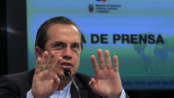 El ministro ecuatoriano de Relaciones Exteriores, Ricardo Patiño, en una rueda de prensa en la sede de la Cancillería, señaló que la decisión se sustenta en el derecho internacional