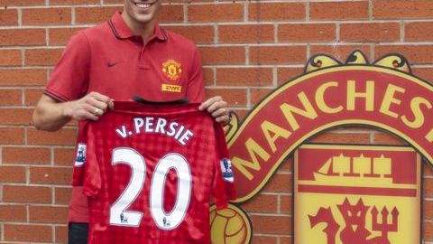 Van Persie fue presentado por el Manchester United.