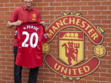 Van Persie fue presentado por el Manchester United.