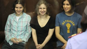 Nadezhda Tolokonnikova (d), Yekaterina Samutsevich (i) y Maria Alekhina (c), las Pussy Riot en la corte rusa.