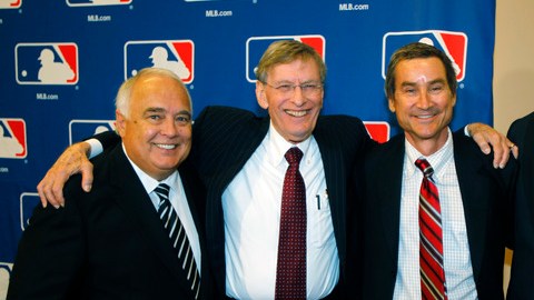 El comisionado de las Ligas Mayores, Bud Selig (centro.), acompaña a   Ron Fowler (izq.) Peter Seidler y Kevin O'Malley.