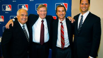 El comisionado de las Ligas Mayores, Bud Selig (centro.), acompaña a   Ron Fowler (izq.) Peter Seidler y Kevin O'Malley.