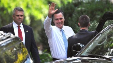Mitt Romney respondió ayer a acusaciones por una supuesta falta de transparencia en torno a sus declaraciones de impuestos.