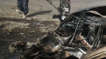 La Policía inspecciona el lugar donde estallaron dos coches-bomba ayer en Kirkuk, Irak.