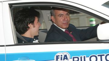 El presidente de México, Felipe Calderón, inició ayer  una campaña de seguridad víal al lado del piloto de Fórmula Uno,   Sergio Pérez.