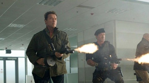 Arnold Schwarzenegger (izq.), Sylvester Stallone (centro) y Bruce Willis en una trepidante escena de 'The Expendables 2'.
