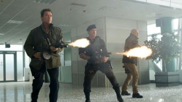 Arnold Schwarzenegger (izq.), Sylvester Stallone (centro) y Bruce Willis en una trepidante escena de 'The Expendables 2'.