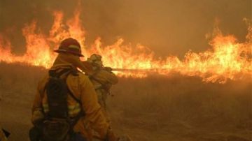 Bomberos combaten un incendio en Santa Ana.