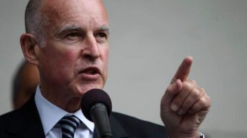 El gobernador Jerry Brown propone que los nuevos empleados que se contraten tengan un plan de retiro híbrido