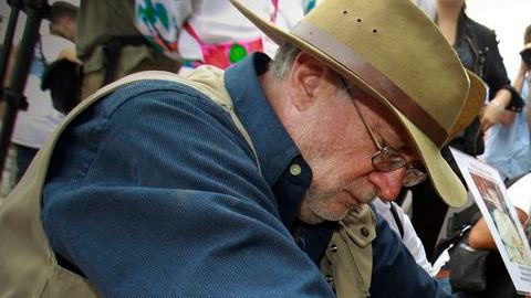 Foto de archivo que muestra al activista Javier Sicilia sentado frente a la frontera con México el 12 de agosto.