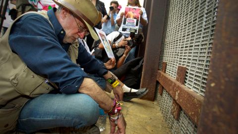Foto de archivo que muestra al activista Javier Sicilia sentado frente a la frontera con México el 12 de agosto.