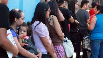 Jóvenes inmigrantes aguardan para hacer sus solicitudes para acogerse la programa de Acción Diferida en la sede de CHIRLA en Los Ángeles.