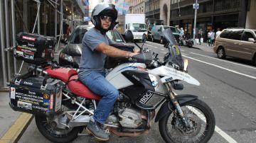 El viajero Miquel Silvestre posa en Nueva York, donde puso punto final a una ruta con la que ha dado la vuelta al mundo en catorce meses, siguiendo con su moto "Atrevida".