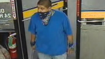 El sospechoso  del robo en la estación de gasolina y tienda de conveniencia Valero  mide, aproximadamente, 5 pies  8 pulgadas y pesa entre 170 a 180 libras.