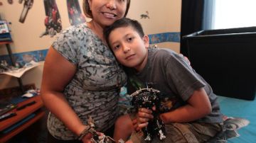 Lucila Saccone con su hijo Alejandro de 11 años, quien tiene autismo.