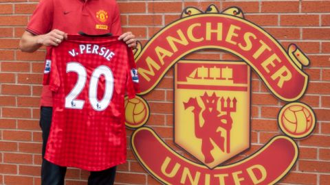 Robie van Persie presume su nueva camiseta.