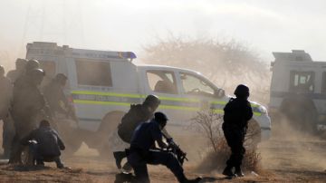 Policías abren fuego contra un grupo de trabajadores de una planta minera en Rustenburgo, Sudáfrica.