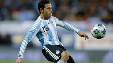 Maxi Rodríguez cuando defendía a la selección argentina en un partido contra España, en el estadio Vicente Calderón, del Atlético de Madrid.