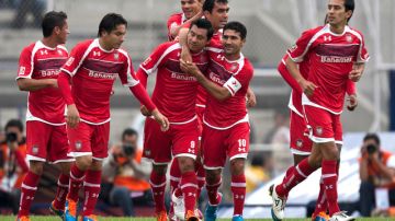 Juan Carlos Cacho (tercero desde la izquierda) es felicitado por sus compañeros del Toluca tras marcar el gol del triunfo sobre Pumas el domingo pasado.