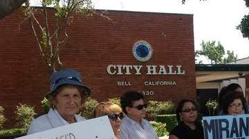 El calor no impidió que decenas de residentes de Bell salieron a manifestarse frente al Ayuntamiento reclamando sus derechos.