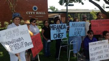 El calor no impidió que decenas de residentes de Bell salieron a manifestarse frente al Ayuntamiento reclamando sus derechos.