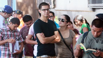 En Los Ángeles, California,  CHIRLA da la bienvenida a los 'dreamers', y puede verse una multitud de ellos esperando para su turno de procesar sus papeles.