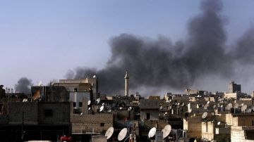 Una columna de humo provocada por el bombardeo aéreo de las fuerzas de Bachar al Asad en Azaz, Siria.