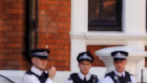 Un cartel pro Assange se ve afuera de la Embajada de Ecuador en el centro de Londres, ayer, donde el fundador de Wikileaks está asilado.