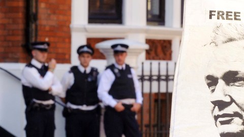 Un cartel pro Assange se ve afuera de la Embajada de Ecuador en el centro de Londres, ayer, donde el fundador de Wikileaks está asilado.