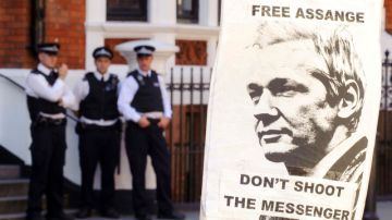 Un cartel pro Assange se ve afuera de la Embajada de Ecuador en el centro de Londres, ayer, donde el fundador de Wikileaks está asilado.
