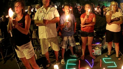 Seguidores de el "Rey del Rock' durante una vigilia de luces encendidas efectuada en la noche del viernes al frente de su casa, en Graceland, Tennessee.