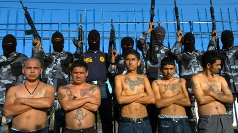 Un grupo de presuntos pandilleros detenidos en Honduras. En 2006 se estimaba que existían unos cinco mil integrantes de las 'maras'.