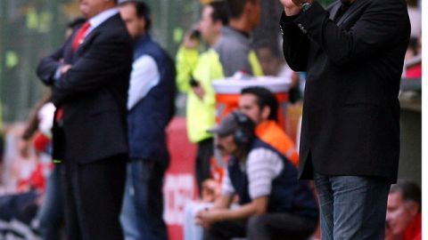 Hugo Sánchez anima a sus pupilos, mientras 'Ojitos' Meza observa.